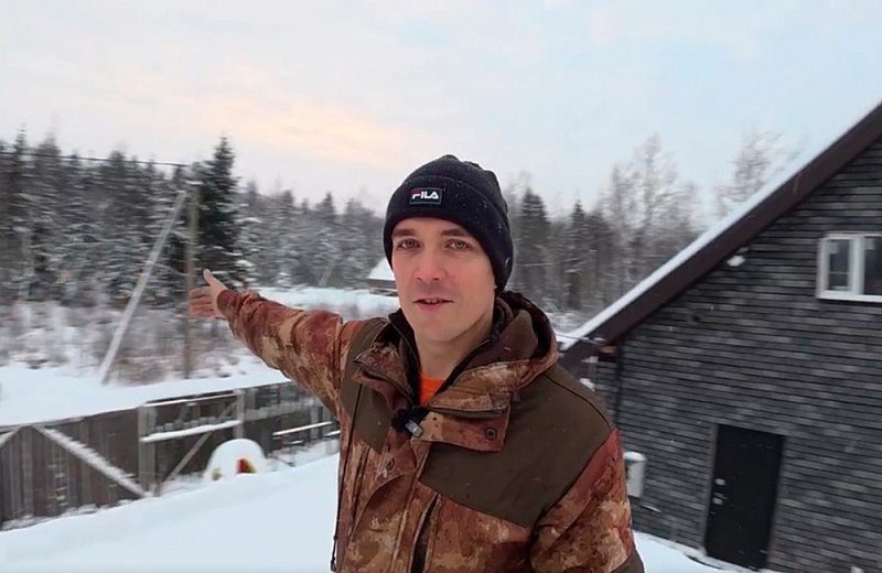 Строитель долго испытывал фасад из битумной плитки огнем